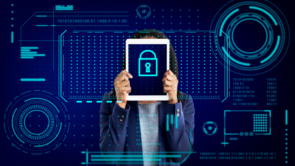 Persona sosteniendo una tableta con un candado digital